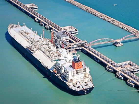 Нафтата повторно минува низ Ормутскиот теснец- сообраќајот се врати на 70 проценти од предвоениот