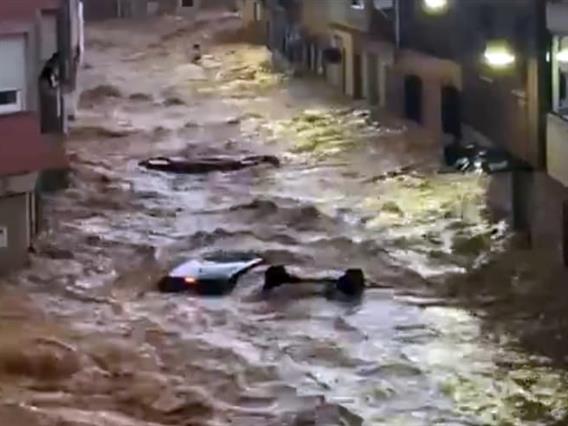 Разорни поплави во Шпанија: Водата носи сè пред себе