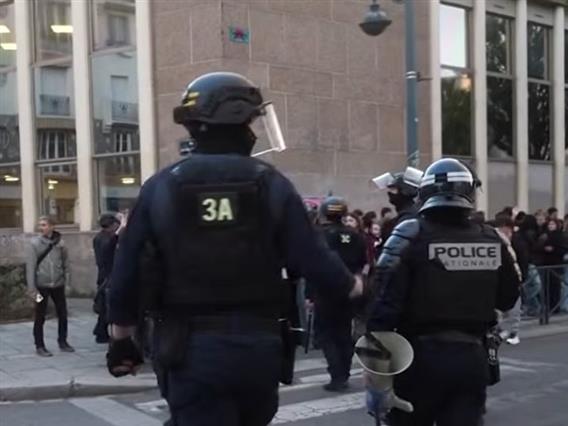 Маскиран демонстрант запалил лице на жена, протетсите во Франција надвор од контрола