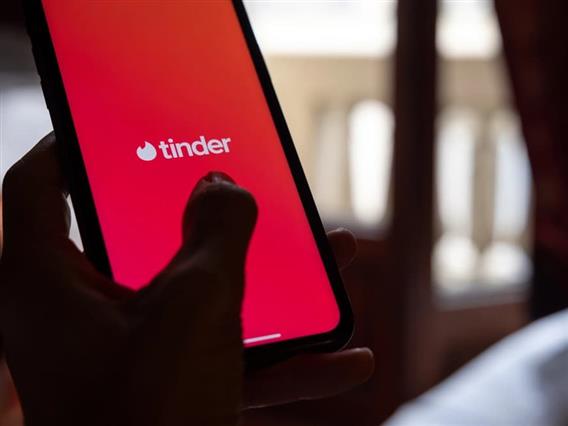 „Измамникoт од Tinder“ лансира апликација – се бара од „Apple“ и „Google“ да ја блокираат