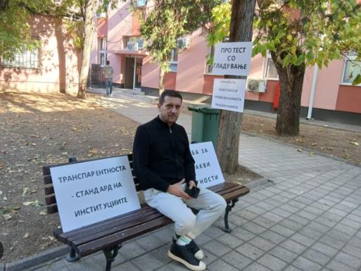 Докторот Дарко Василевски заврши со шестдневниот штрајк пред Деканатот на Медицинскиот факултет