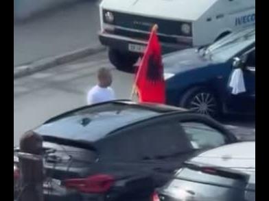 Приведен е „полицаецот“, кој со албанско знаме го регулираше сообраќајот во Скопје (ВИДЕО)