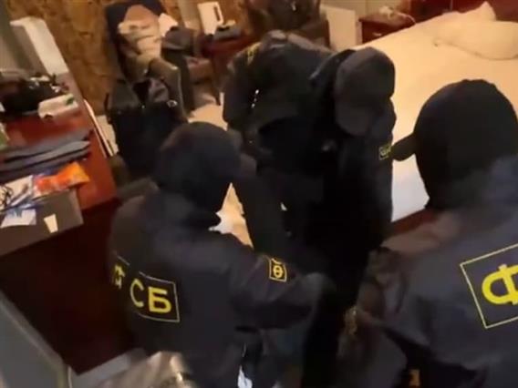 Русите уапсија јапонски новинар и го однесоа во затвор во Москва (ВИДЕО)
