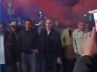 Синоќа во Чаир се собраа за да го поздрават поранешниот вицепремиер груби, кој излезе од куќен притвор 