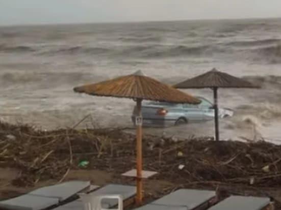 Надојдените води ги збришаа автомобилите во морето, загина момче- драматични снимки од Родос (ВИДЕО) 