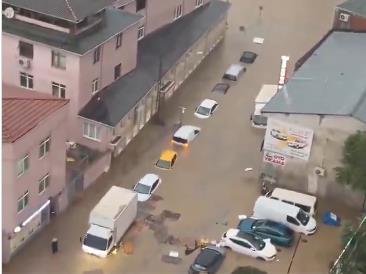 Видео: Апокалиптични сцени во Истанбул: Улици под вода, буица носи возила, затворени училишта