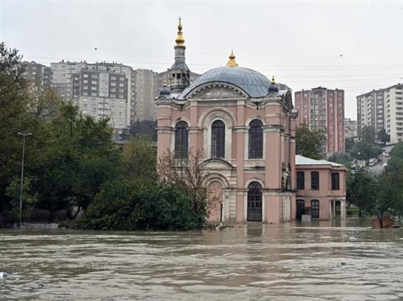 Поплавите во Истанбул не ги поштедија ниту историските објекти- под вода е позната џамија (ВИДЕО)