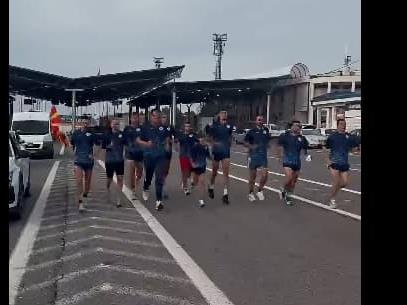 Маратонците, кои трчаат во чест на Тоше пристигнаа во Македонија, утре се во Крушево