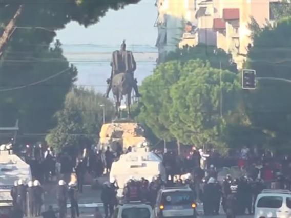 Шести ден протести и тензии во Тирана – полицијата продолжува да интервенира