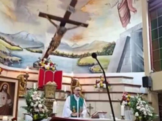 Крст падна врз свештеник за време на миса и го усмрти (ВОЗНЕМИРУВАЧКО ВИДЕО)