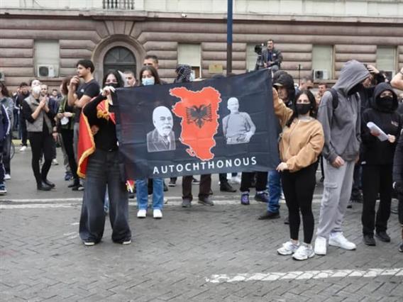 Скандал во Тирана: Демонстрантите носат знаме на „Голема Албанија“ (ФОТО)