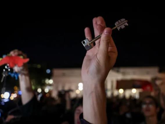 Илјадници луѓе во Португалија на протест поради станбената криза, приведени се 55 лица (ВИДЕО)