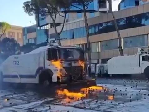 Видео: Тирана повторо„гореше“,молотовлеви коктели, оган, водени топови 