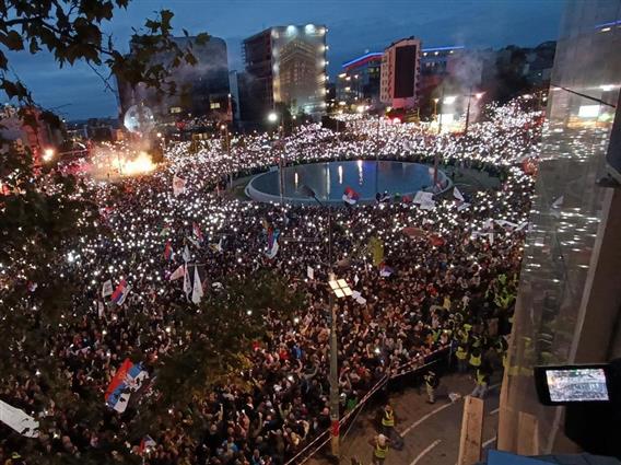 Голем собир на студентите во центарот на Белград- говорниците на бината носеа Устав на Србија (ВИДЕО)