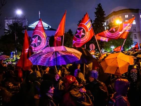 Масовни протести поради строгите закони за абортус низ 20 градови во Полска 