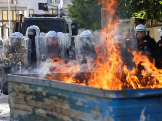 Демонстрантите запалија полицаец во Тирана- летаат молотови коктели, солзавец, пиротехника... (ВИДЕО)