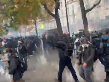 Почна хаосот во Париз: Маскирани демонстранти кршат и ограбуваат (ВИДЕО) 