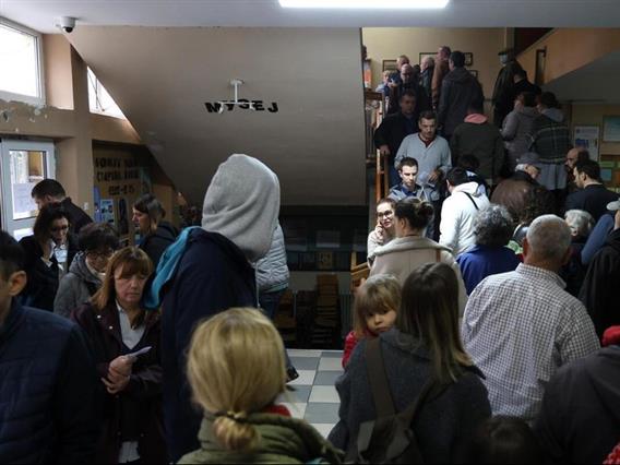 Метеж на гласачките места во Србија, Вучиќ со сопругата чека на ред за да гласа (ВИДЕО)
