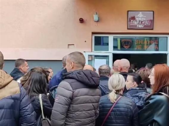 Србите од Косово со автобуси и автомобили масовно заминаа да гласаат во Србија- застој на границата (ВИДЕО)