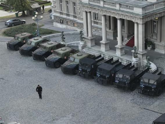 На улиците на Белград се појавија блиндирани полициски возила за растурање толпи (ВИДЕО)