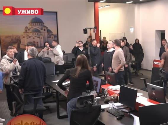 Упад на Информер: Драма на телевизија, Вучиќевиќ повика полиција
