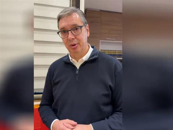 Вучиќ си го зема знамето на Србија од зградата на Претседателството (ВИДЕО)