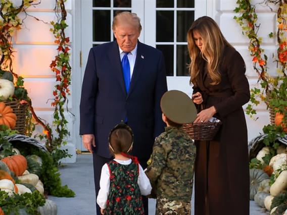 Доналд и Меланија Трамп даваа слатки во Белата куќа- момче се појави во руска униформа (ВИДЕО)