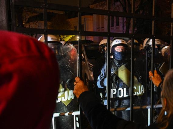 Хаос во Полска: Полицијата упадна во Уставниот суд, претседателот го прекина летот кон Сенегал (ВИДЕО)