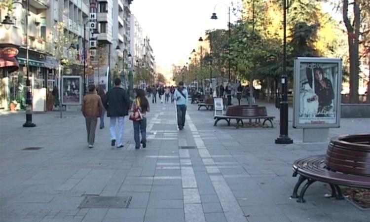 Младите во Македонија остануваат во домовите на родителите до 30,7 години, а во ЕУ до 26,3