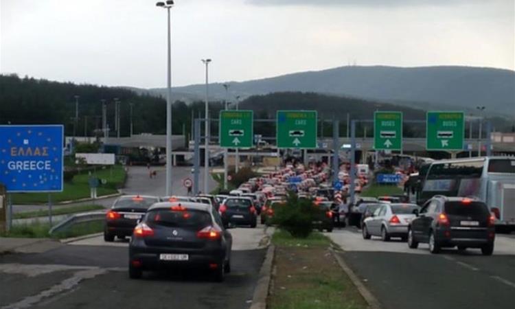 Грција ќе отвори нови шалтери и привремено ќе ја суспендира биометриската проверка на граничниот премин „Евзони“