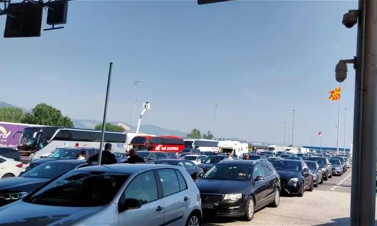 До еден час чекање на Табановце и Богородица