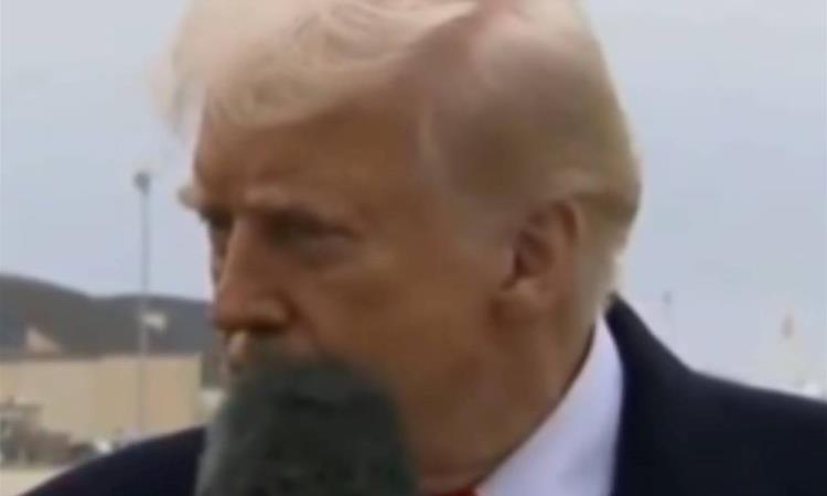 Видео: Новинар го удира Трамп со микрофон во лице, многумина ја коментираат неговата реакција