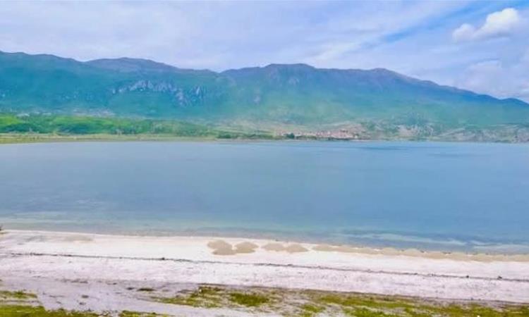 Потрага по 71-годишен скопјанец во Преспанското Езеро, скокнал по веслата кои паднале во водата