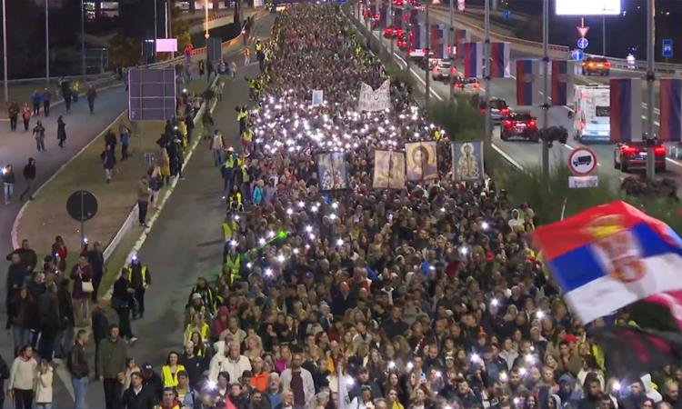 Мирни протести во Србија поради уривањето на настрешницата: 11 месеци, нула одговорност (ВИДЕО)