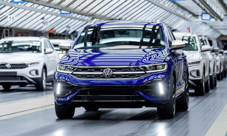 Продажбата во Германија открива нови трендови: VW T-Roc е хит, а хибридите прва опција 