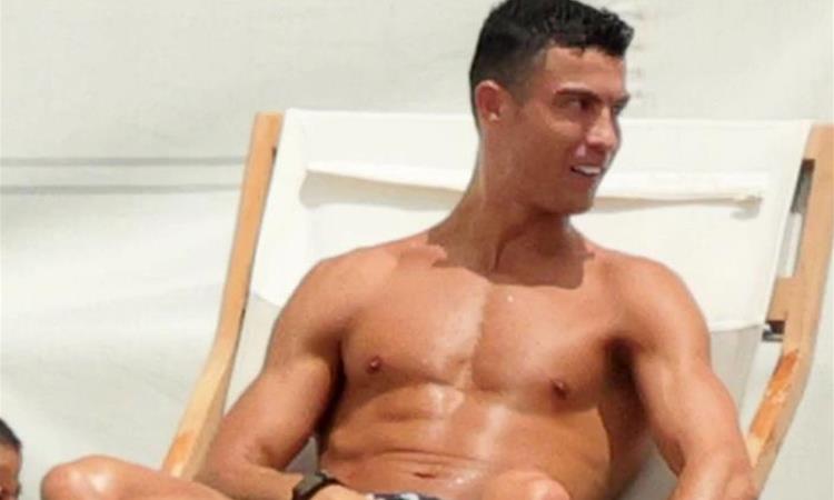 Фото: Кристијано Роналдо се соблече, поубавиот пол во транс