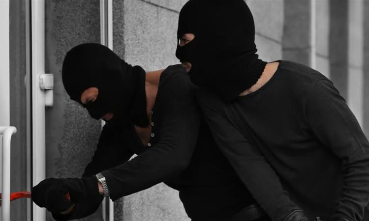 Уапсени разбојници, кои „оперирале“ во куќа во Романовце и канцеларија во Куманово 