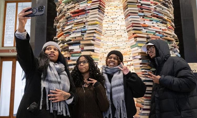 Бизарна манија на ТикТок поради скулптура од книги во Прага- се чека по два часа во ред за снимање (ВИДЕО)