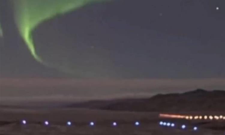 Поларна светлост го осветли небото над Гренланд (ВИДЕО)
