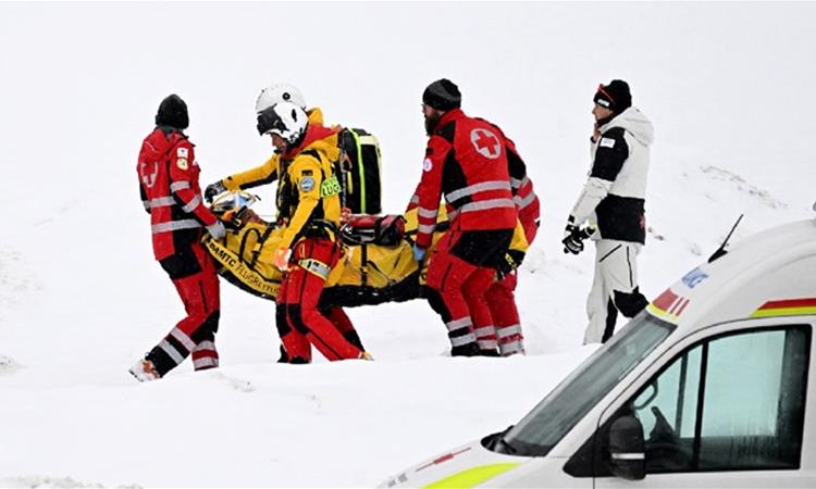 Страшен пад на австриска скијачка со брзина од 109 км/час- интервенираше хеликоптер 