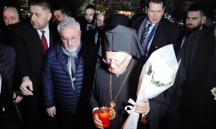 Вселенскиот патријарх Вартоломеј остави бели рози на стадионот на ПАОК во спомена на загинатите навивачи