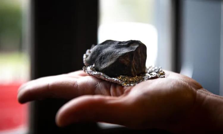 Девојче на плажа открила предмет што ги изненадил научниците: Ова е постаро од Земјата (ФОТО)