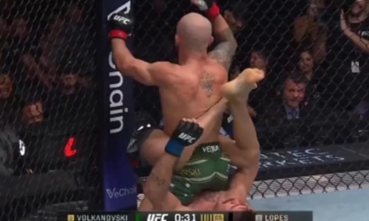 Македонецот Александар Волкановски ја одбрани титулата и влезе во историјата на УФЦ (ВИДЕО)