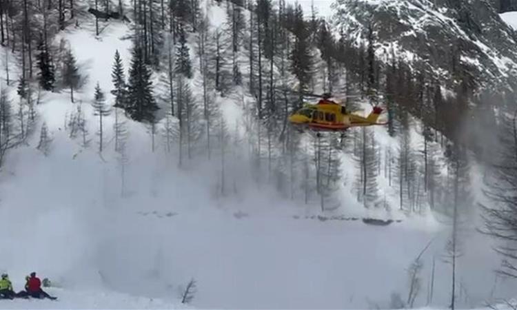 Двајца скијачи загинаа во лавина на италијанските Алпи, се ставува дека бројот на жртви е поголем 