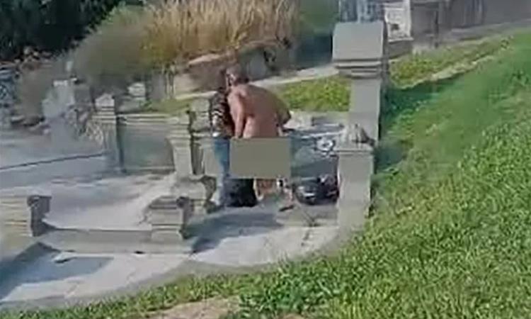Скандал на гробишта: Сосема голи во интимен занес- не им било прв пат (ФОТО)
