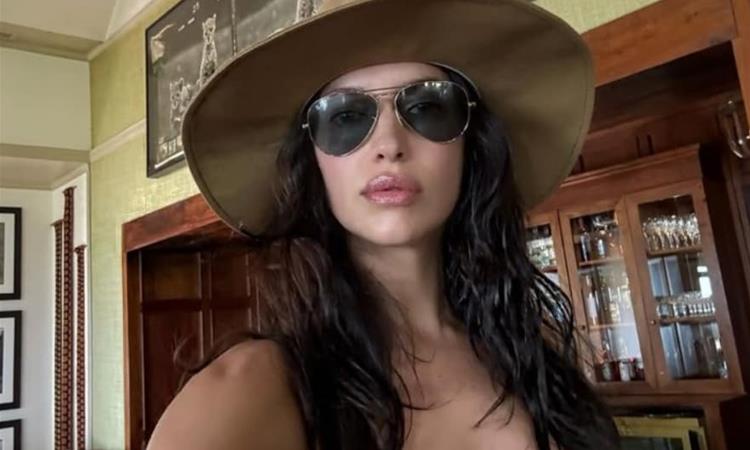 Ирина Шајк ги воодушеви сите во мини бикини (ФОТО)