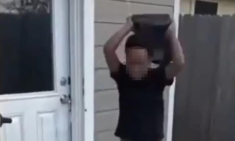 Мајка му го натерала да ја скрши конзолата за видео игри- снимката предизвика шок на споцијалните мрежи (ВИДЕО)