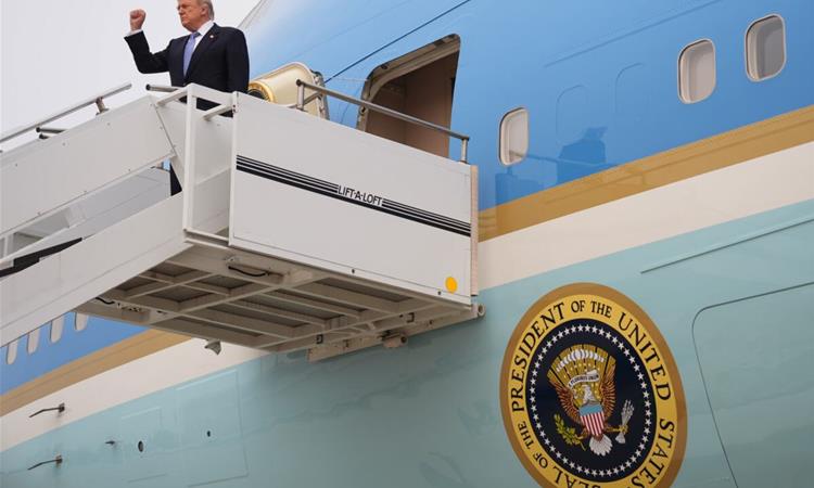 Трамп ја потврди тајната размена на авиони, излегол во возило за достава на храна