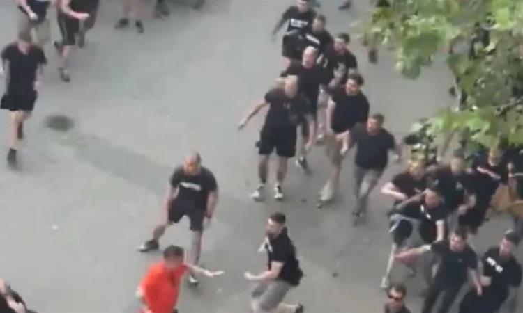 Хаос во Германија пред финале на европски шампионат- општа тепачка меѓу навивачите, летаат столови (ВИДЕО)
