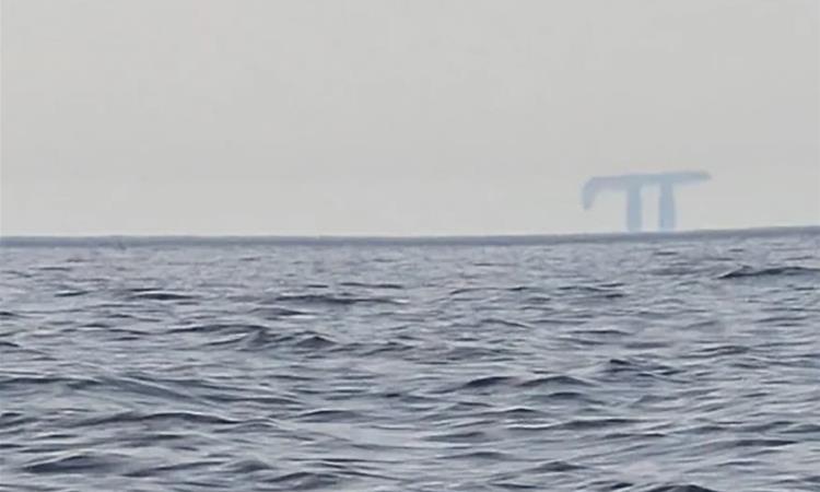 Патници на брод снимиле морничави сцени од огромни фигури како лебдат над морето: Ова се вонземјани 